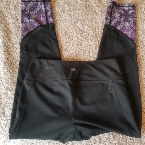 SOLD Gaiam Mesh Detail Leggings - Picture 3 of 3